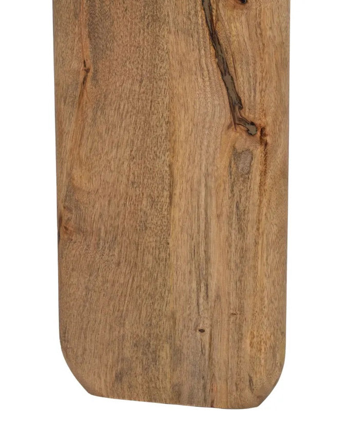 A kortárs stílusú, mangófából készült, natúr és sötétbarna színű dohányzóasztal láb részlete