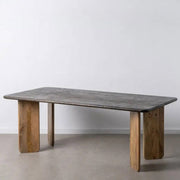 Kortárs stílusú, mangófából készült, natúr és sötétbarna színű étkezőasztal.