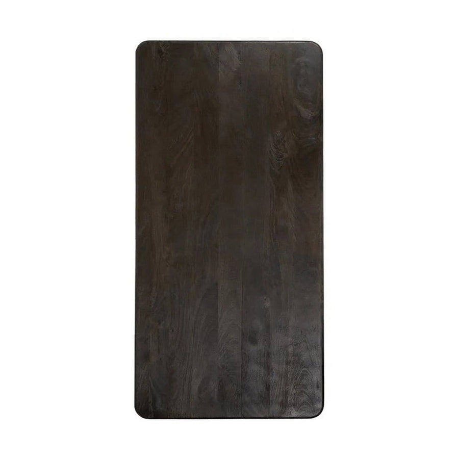 A kortárs stílusú, mangófából készült, natúr és sötétbarna színű étkezőasztal asztallapja.