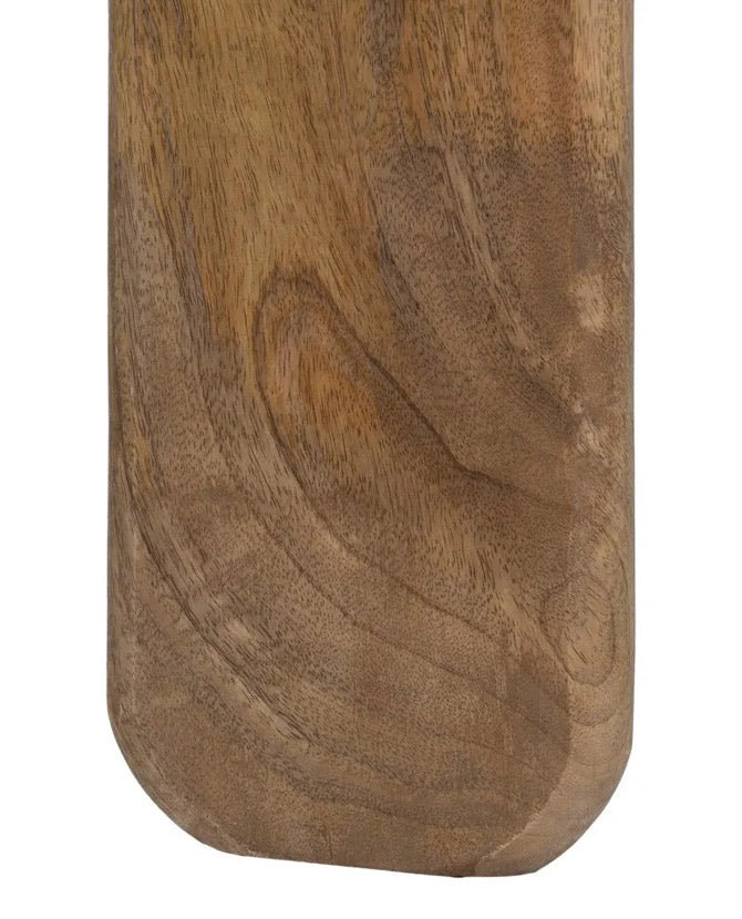 A kortárs stílusú, mangófából készült, natúr és sötétbarna színű konzolasztal láb részlete.