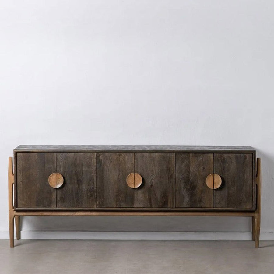 Kortárs stílusú, mangófából készült, natúr és sötétbarna színű komódszekrény.