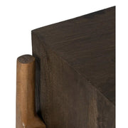 A kortárs stílusú mangófa komódszekrény bútorlapjának részlete.