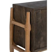 A kortárs stílusú mangófa komódszekrény lábazátank részlete.