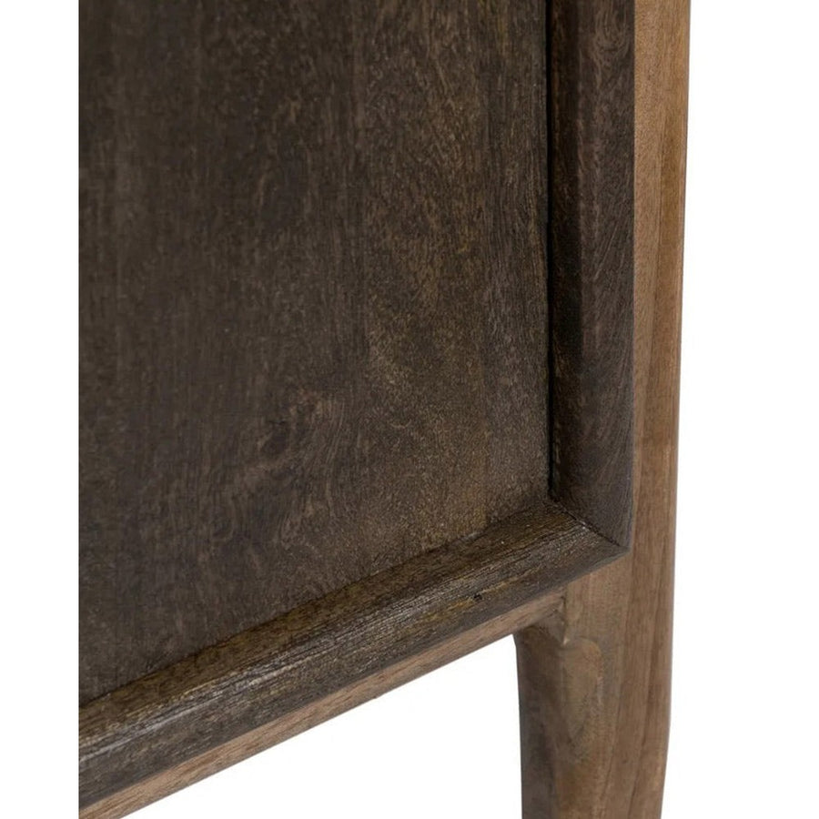 A kortárs stílusú mangófa komódszekrény lábazatának részlete.