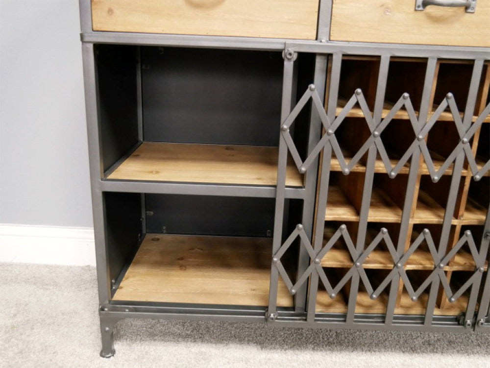 Loft stílusú, jegyenyefenyőbőll és fémből készült bortartó szekrény