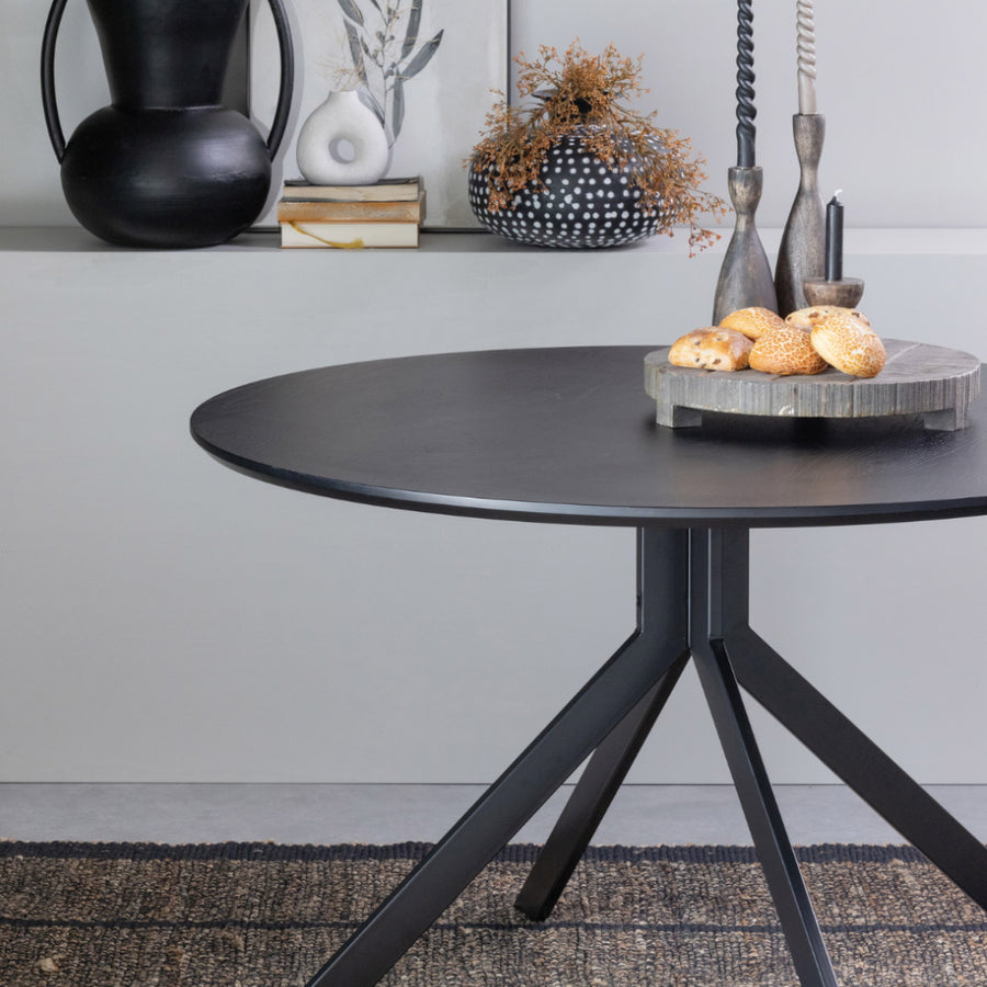 Kortárs stílusú, matt fekete színű fém étkezőasztal, fekete MDF asztallappal