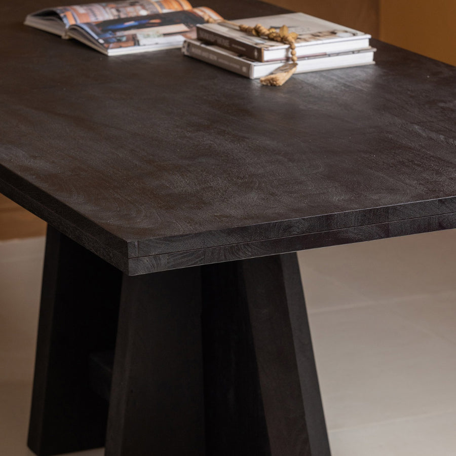 Kortárs stílusú, mangófából készült, nagyméretű, matt fekete színű, étkezőasztal