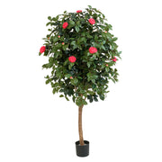 Élethű megjelenésű, piros színű virágokkal és bimbókkal tarkított kamélia cserje