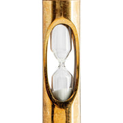 Vintage stílusú, aranyszínű fémhengerbe helyezett, fehér homokkal töltött homokóra