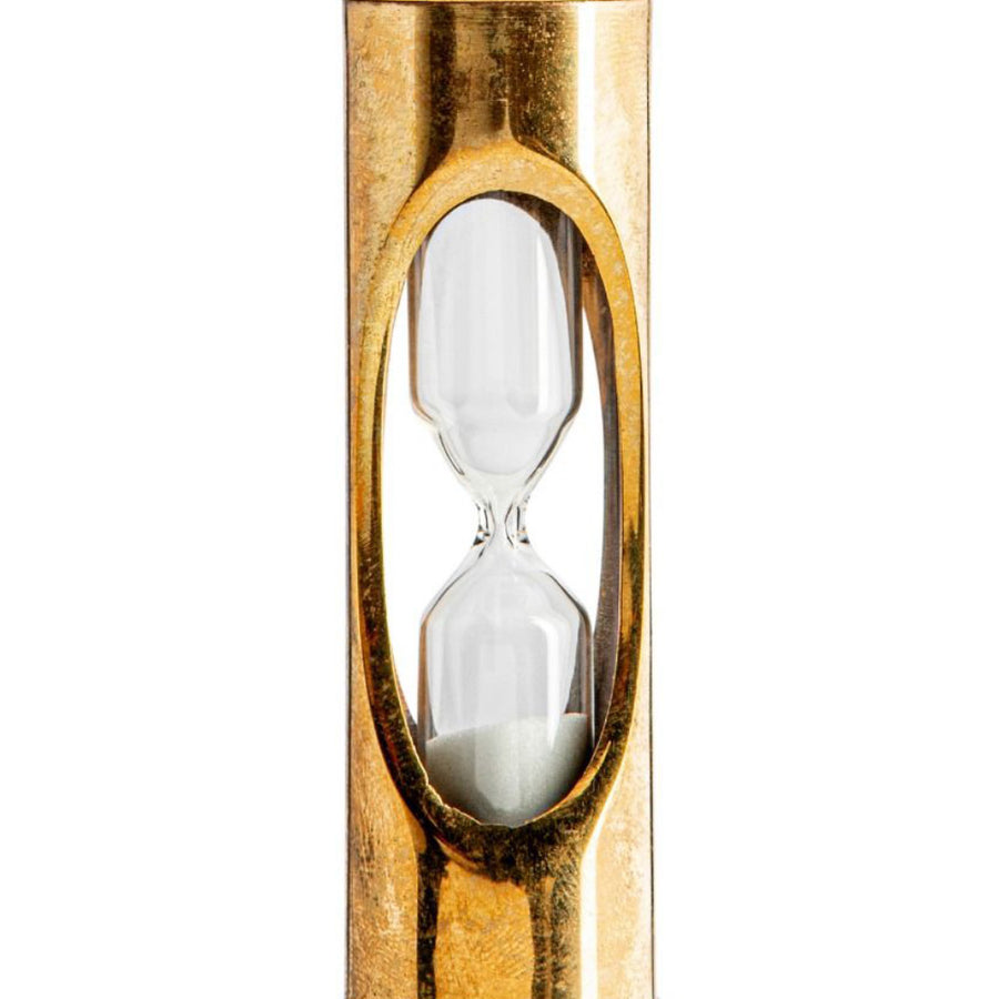 Vintage stílusú, aranyszínű fémhengerbe helyezett, fehér homokkal töltött homokóra