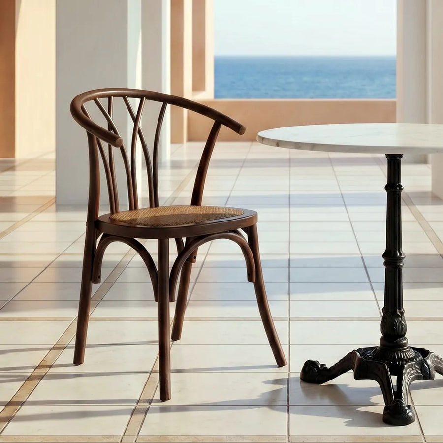 Cate barna bükkfa étkezőszék rattan ülőfelülettel mediterrán teraszon