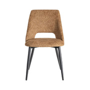 Nira agyagbarna étkezőszék ívelt háttámlával és fekete fémvázzal elölnézetből