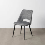 Nira szürkészöld kárpitozott étkezőszék fekete fémlábakkal stúdiófotó