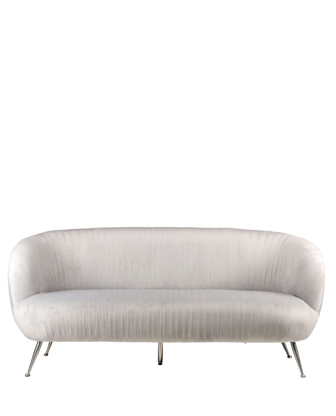 Skandináv stílusú, halványszürke színű bársonnyal kárpitozott kanapé, ezüstszínű fém lábakkal