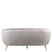 Skandináv stílusú, halványszürke színű bársonnyal kárpitozott kanapé, ezüstszínű fém lábakkal