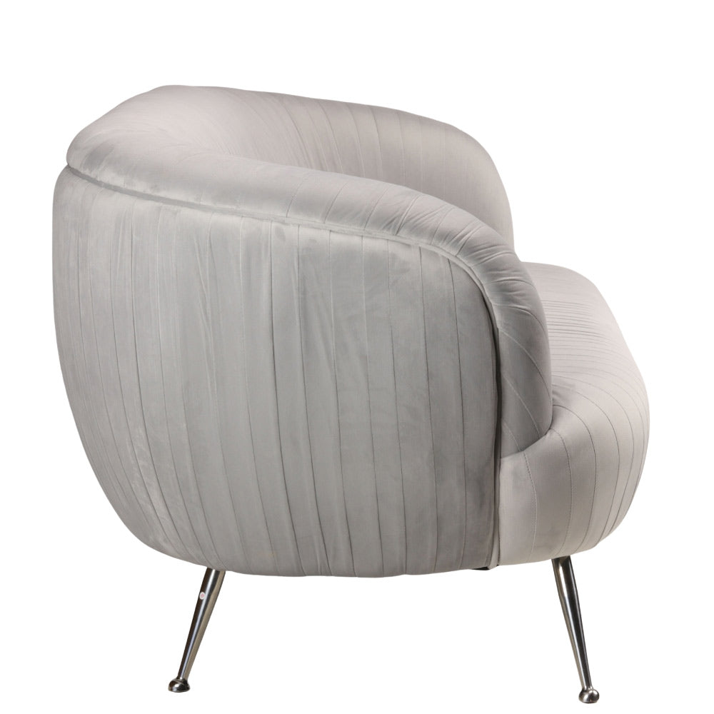 Skandináv stílusú, halványszürke színű bársonnyal kárpitozott kanapé, ezüstszínű fém lábakkal
