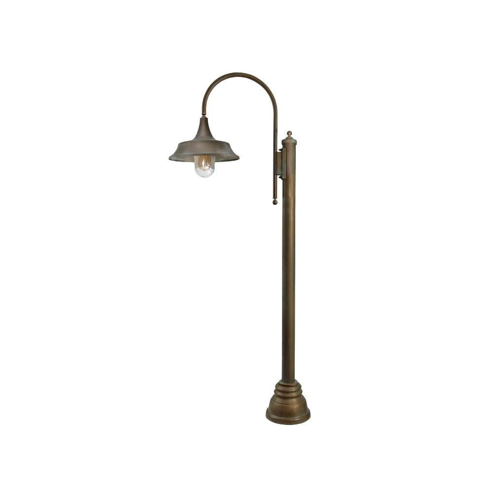 Atelier vintage réz kültéri kandeláber 155 cm magas kivitelben, ívelt lámpakarral és üvegbúrával