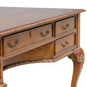 Klasszikus stílusú, mahagónifából készült Chippendale stílusú kézműves íróasztal