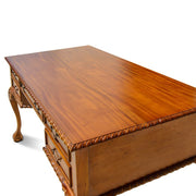 Klasszikus stílusú, mahagónifából készült Chippendale stílusú kézműves íróasztal