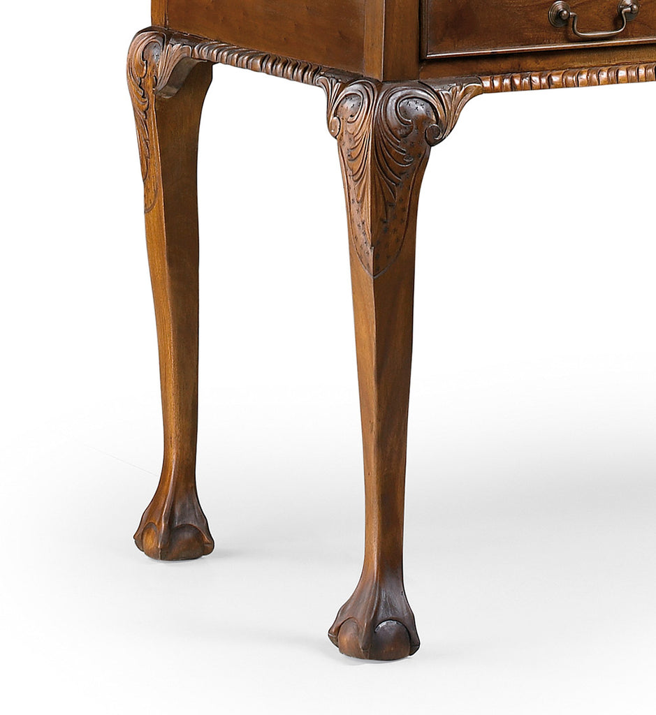 Mahagónifából készült, Chippendale stílusú, kézműves szekreter láb részlete.
