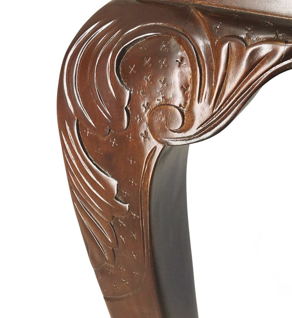 Mahagónifából készült, Chippendale stílusú, kézműves szekreter láb részlete.