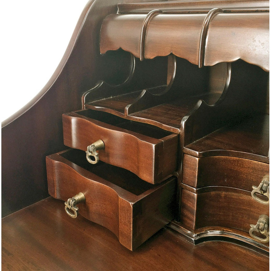 Mahagónifából készült, Chippendale stílusú, kézműves szekreter fiók részlete.