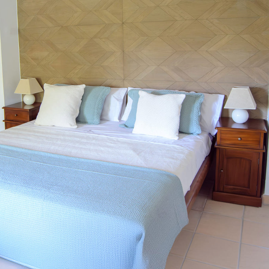 Vintage stílusú, mahagónifából készült, kézműves éjjeliszekrény