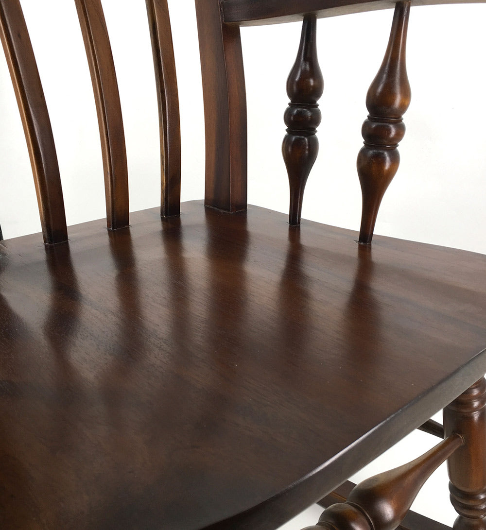 Koliniál stílusú, mahagónifából készült, kézműves hintaszék ülőfelülete.