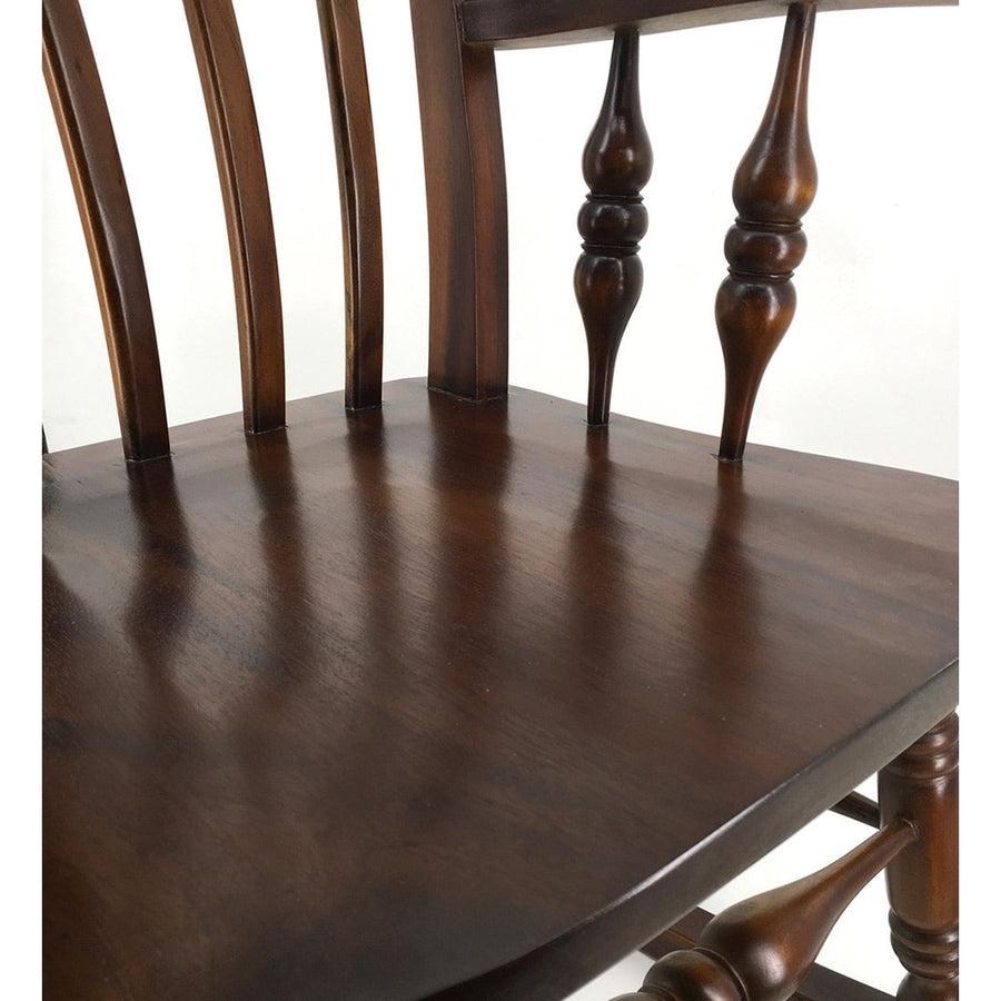 Koliniál stílusú, mahagónifából készült, kézműves hintaszék ülőfelülete.