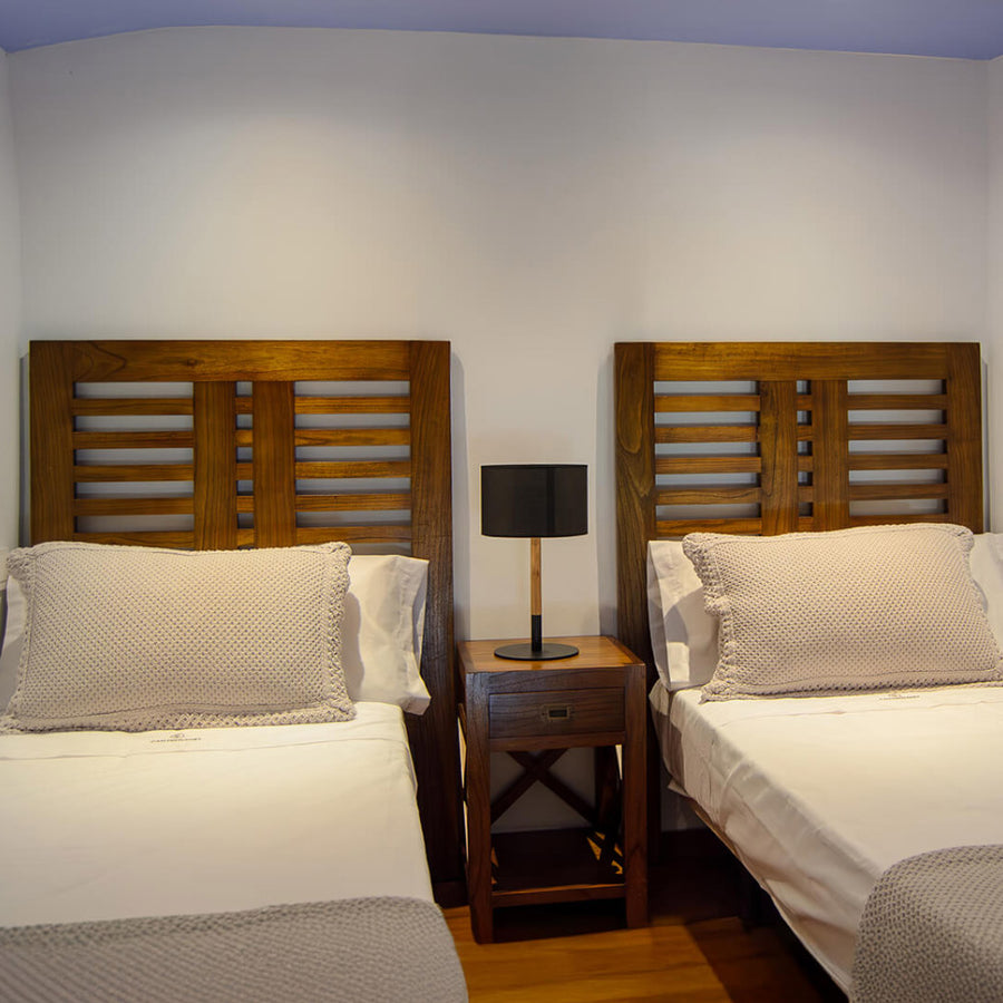 Loft stílusú, tömör mindifából készült, lécezett kivitelezésű, ágyvég.