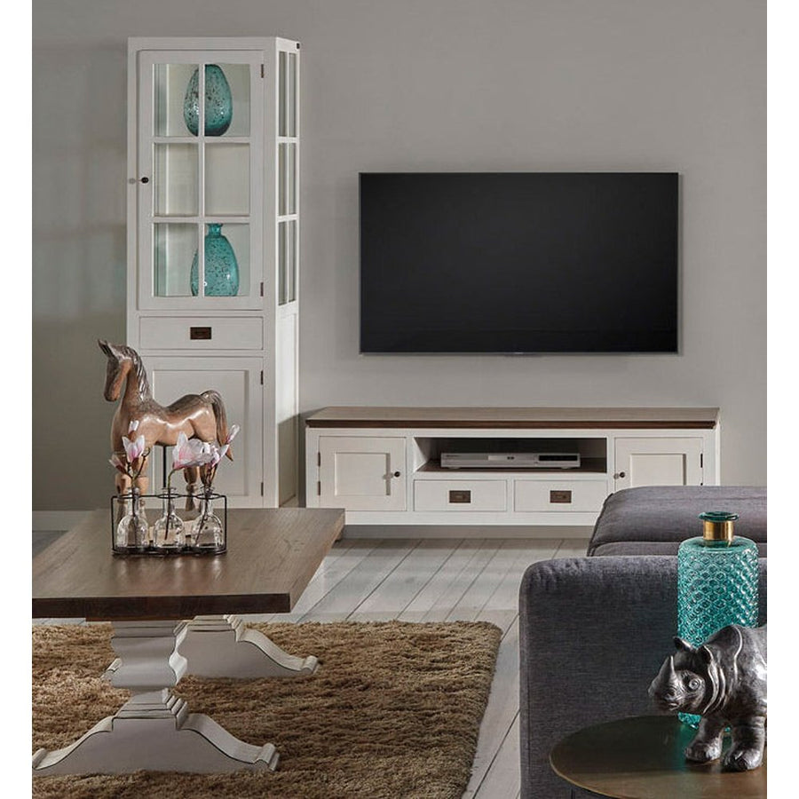 Modern-vidéki stílusú, mindifából készült, kézműves TV-szekrény nappaliban