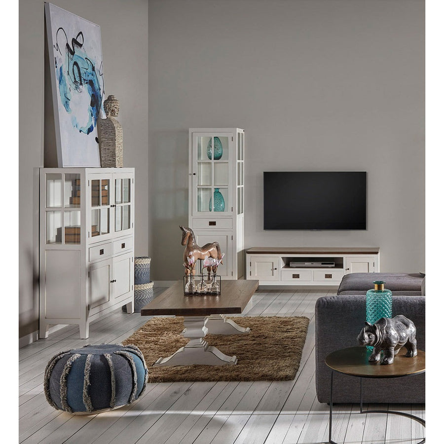 Nappaliban álló, mindifából készül dohányzóasztal vitrines szekrényekkel és tv szekrénnyel.