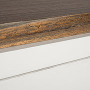 Mindifából készült, modern stílusú, kézműves éjjeliszekrény fedlap részlete.