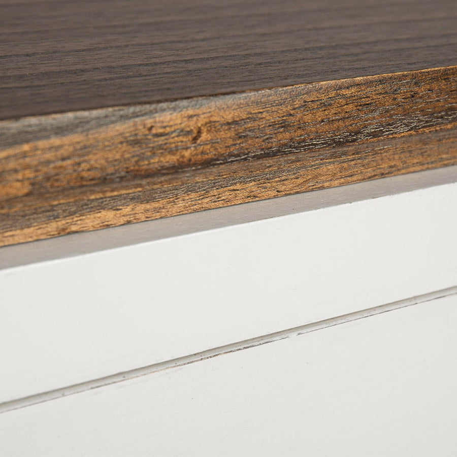 Mindifából készült, modern stílusú, kézműves éjjeliszekrény fedlap részlete.