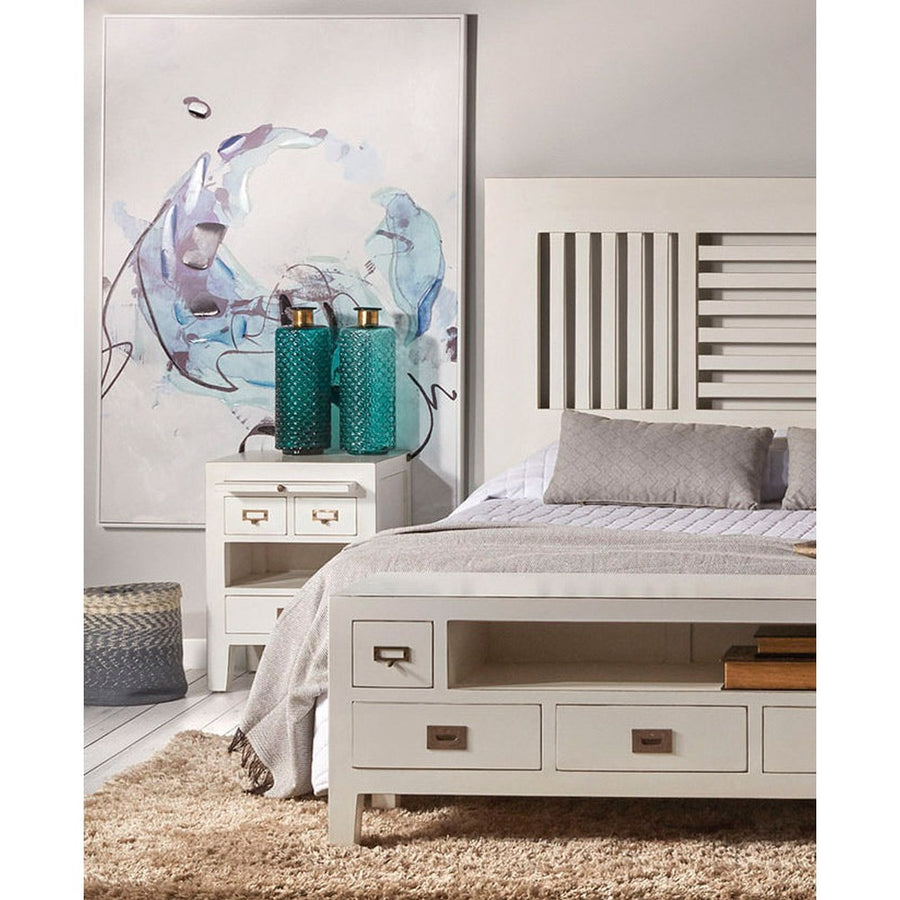 Hálószobában, ágy mellett álló modern stílusú éjjeliszekrény.