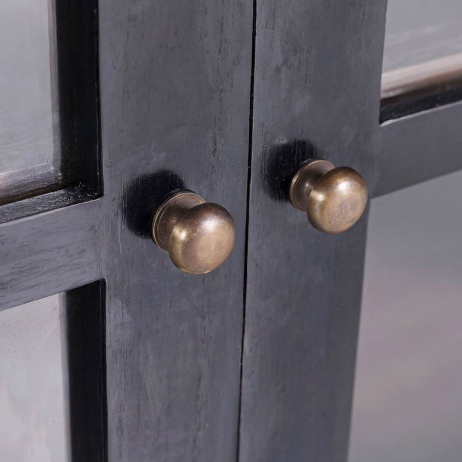 Fekete keretes üvegajtók gombfogantyúi – antikolt fém részletfotó