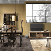Siena TV-állvány enteriőrben – TV-vel és dekorációval, koloniál stílusú nappali