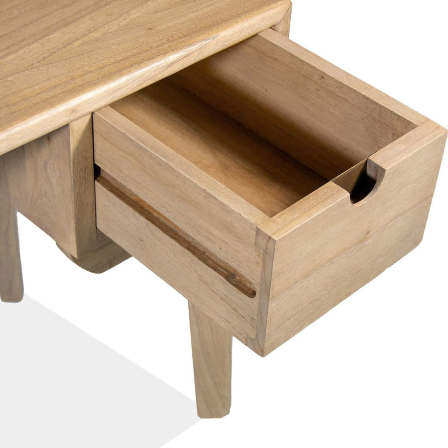 Scandi íróasztal részletfotó – nyitott fiók és természetes faerezet