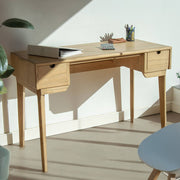 Natúr mindifa íróasztal skandináv enteriőrben – napfényes térben elhelyezve