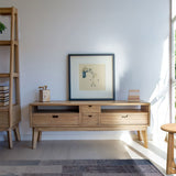 Scandi TV-állvány enteriőrfotó – modern nappaliban elhelyezve