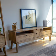 Scandi TV-állvány részletfotó – természetes faerezet és kidolgozás