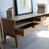 Natúr színű mindifa TV-állvány – skandináv enteriőrben napfényben