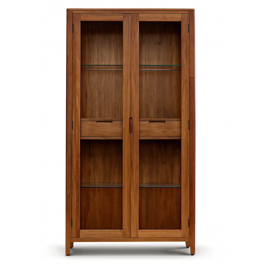 Oporto vitrines szekrény – frontális nézet, két üvegajtóval és látható üvegpolcokkal