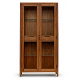 Oporto vitrines szekrény – frontális nézet, két üvegajtóval és látható üvegpolcokkal