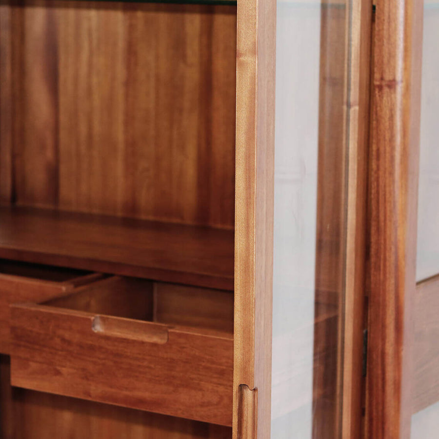 Oporto vitrines szekrény – üvegajtó és bemart fa fogantyú, fiókelő részletfotó