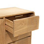 Modern, tömör teakfából készült, háromajtós és háromfiókos komódszekrény