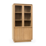 natúr színű, tömör teakfából készült, kétszárnyú üveges vitrinszekrény