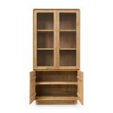 natúr színű, tömör teakfából készült, kétszárnyú üveges vitrinszekrény