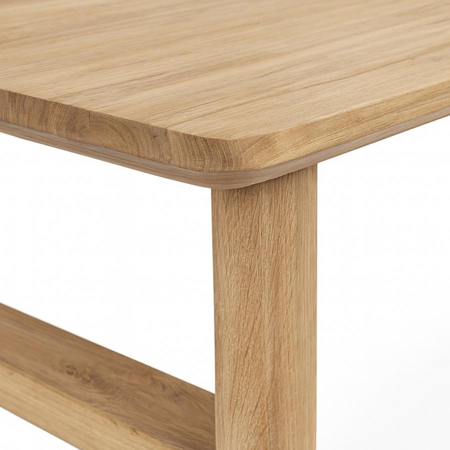 Modern, natúr színű, tömör teakfából készült étkezőasztal.