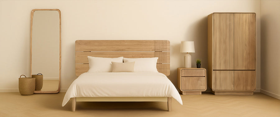 Hálószoba Eyre natúr teakfa bútorokkal: ágyvég, éjjeliszekrény, gardróbszekrény és állótükör bézs tónusú, minimalista berendezésben.